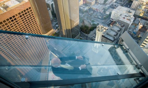 恐高者勿入，300 米高的透明滑梯你敢玩吗？